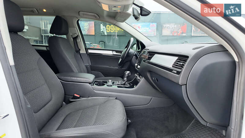 Внедорожник / Кроссовер Volkswagen Touareg 2012 в Киеве