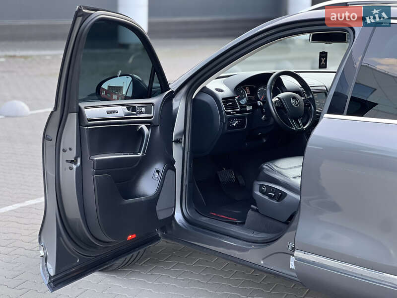 Позашляховик / Кросовер Volkswagen Touareg 2016 в Києві фото 19 Позашляховик / Кросовер Volkswagen Touareg 2016 в Києві