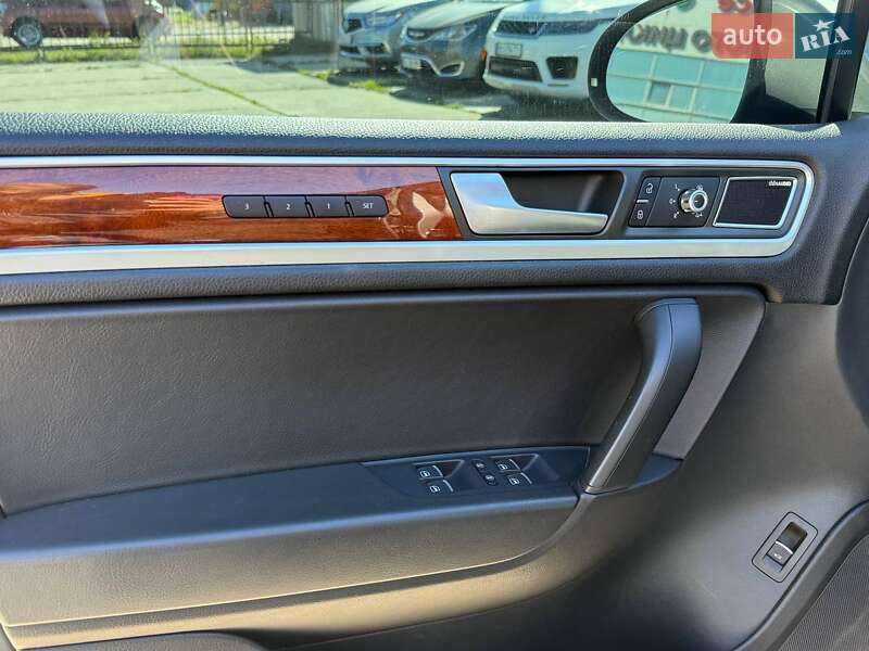 Внедорожник / Кроссовер Volkswagen Touareg 2013 в Киеве