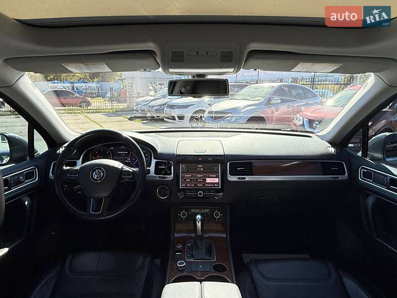 Внедорожник / Кроссовер Volkswagen Touareg 2013 в Киеве