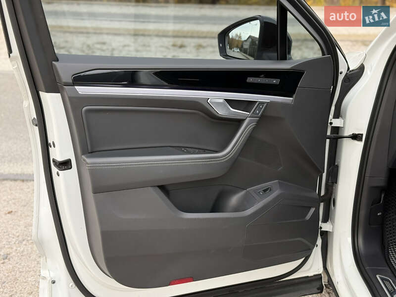 Позашляховик / Кросовер Volkswagen Touareg 2019 в Дніпрі