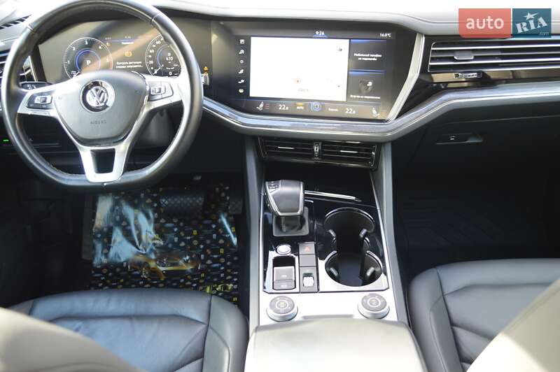 Внедорожник / Кроссовер Volkswagen Touareg 2018 в Одессе