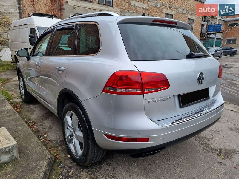 Внедорожник / Кроссовер Volkswagen Touareg 2013 в Ровно