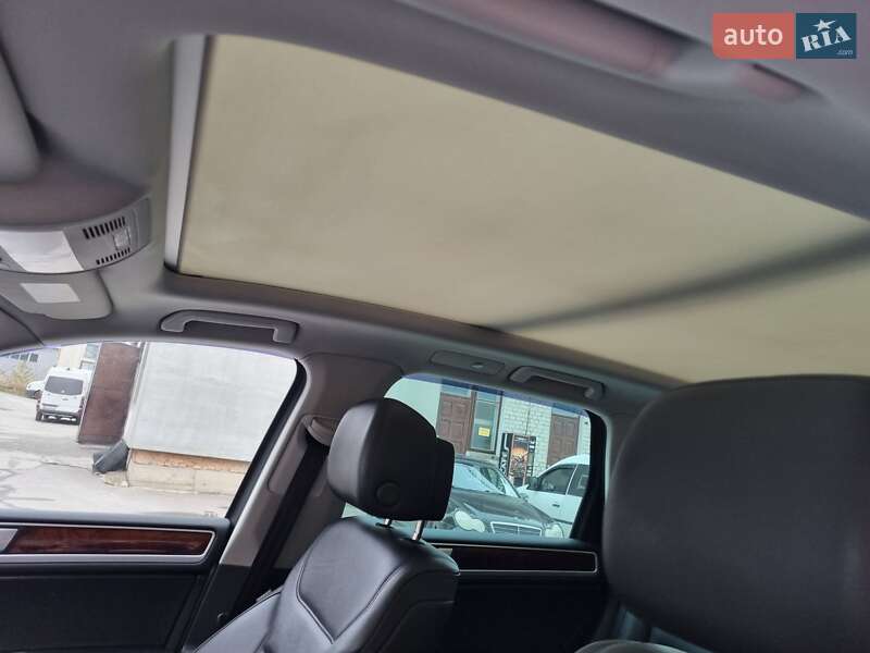 Внедорожник / Кроссовер Volkswagen Touareg 2013 в Ровно