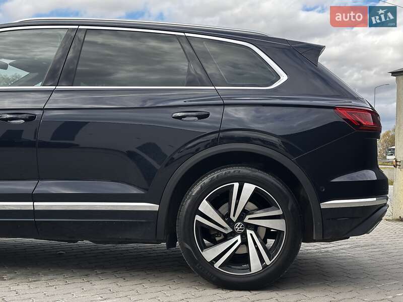 Позашляховик / Кросовер Volkswagen Touareg 2021 в Львові