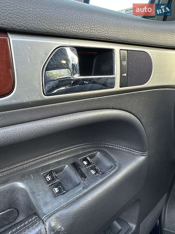 Позашляховик / Кросовер Volkswagen Touareg 2005 в Сумах