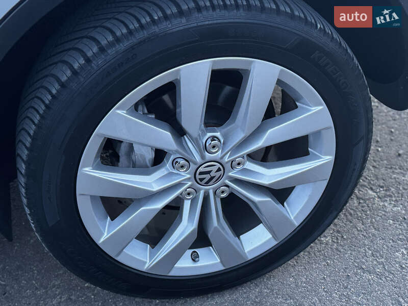 Внедорожник / Кроссовер Volkswagen Touareg 2015 в Дрогобыче