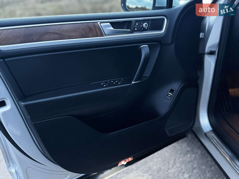 Внедорожник / Кроссовер Volkswagen Touareg 2015 в Дрогобыче