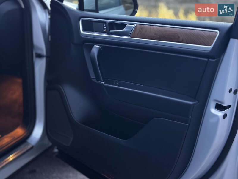 Внедорожник / Кроссовер Volkswagen Touareg 2015 в Дрогобыче