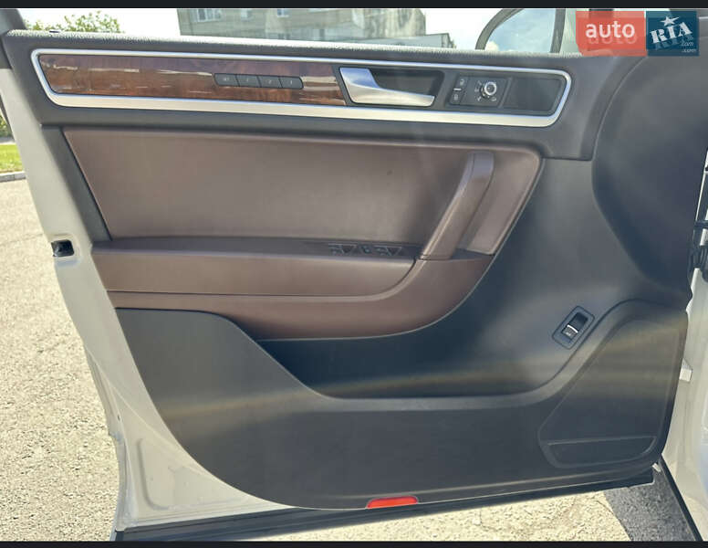 Позашляховик / Кросовер Volkswagen Touareg 2012 в Чернігові