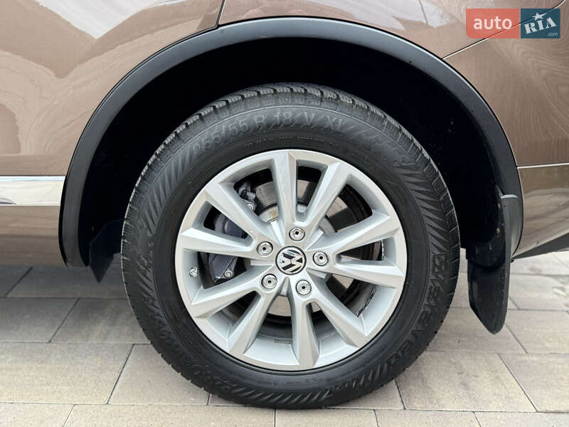 Внедорожник / Кроссовер Volkswagen Touareg 2011 в Киеве