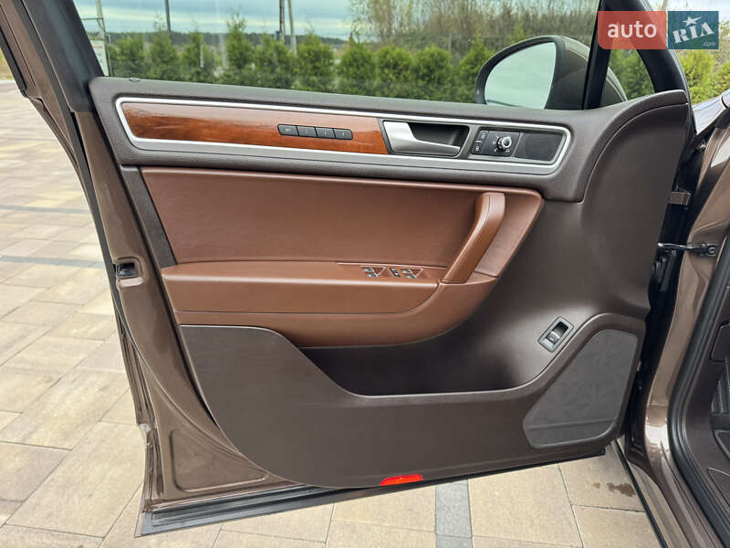 Внедорожник / Кроссовер Volkswagen Touareg 2011 в Киеве