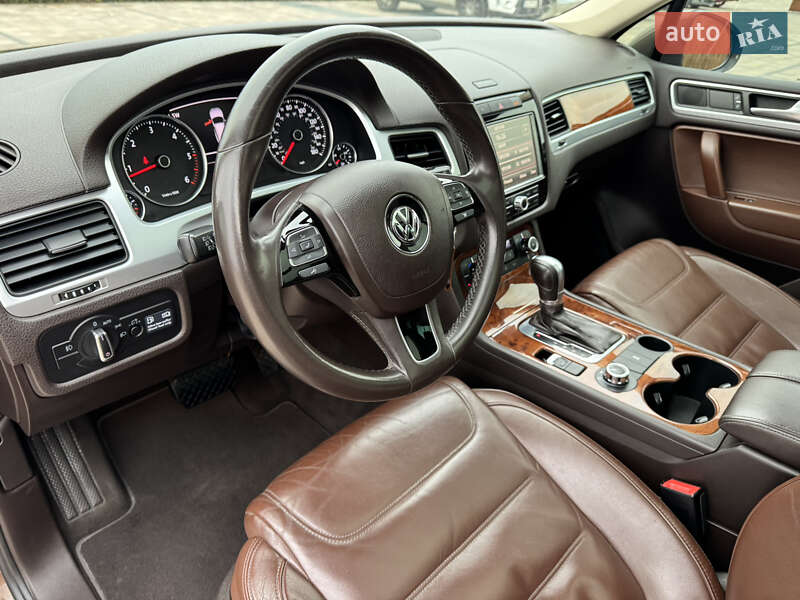 Внедорожник / Кроссовер Volkswagen Touareg 2011 в Киеве