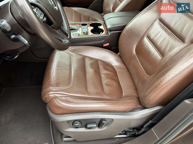 Внедорожник / Кроссовер Volkswagen Touareg 2011 в Киеве