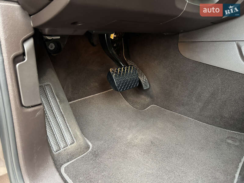 Внедорожник / Кроссовер Volkswagen Touareg 2011 в Киеве