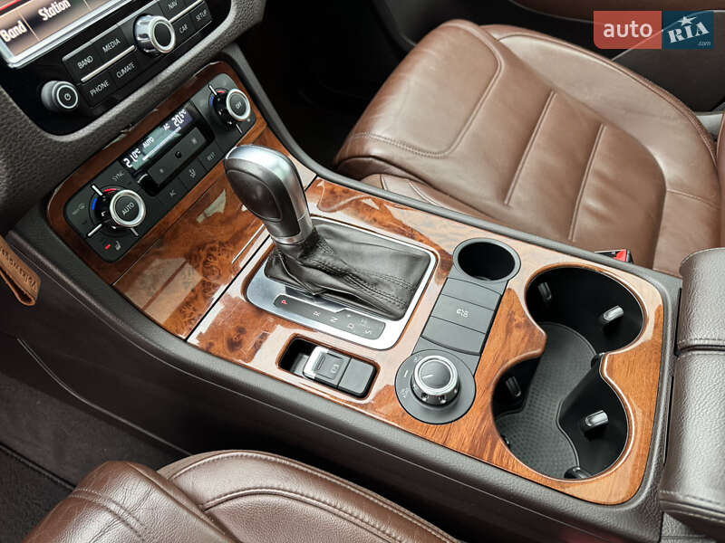 Внедорожник / Кроссовер Volkswagen Touareg 2011 в Киеве