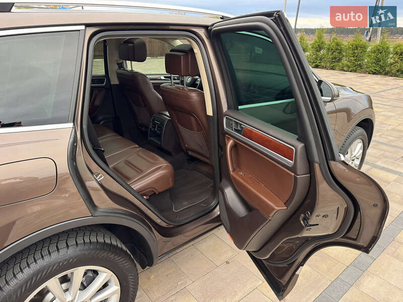 Внедорожник / Кроссовер Volkswagen Touareg 2011 в Киеве