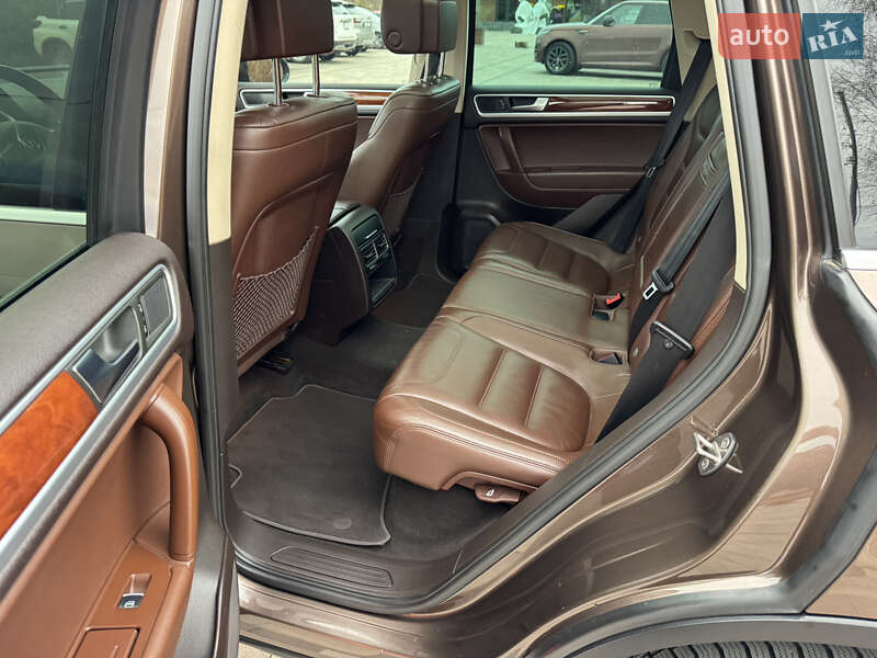 Внедорожник / Кроссовер Volkswagen Touareg 2011 в Киеве