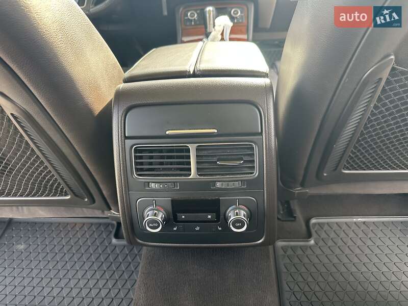 Внедорожник / Кроссовер Volkswagen Touareg 2010 в Тернополе