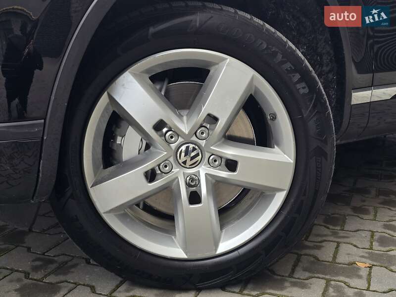 Внедорожник / Кроссовер Volkswagen Touareg 2011 в Хмельницком