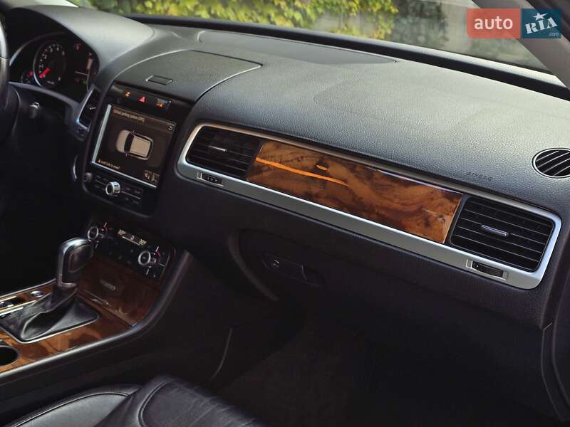 Внедорожник / Кроссовер Volkswagen Touareg 2011 в Хмельницком