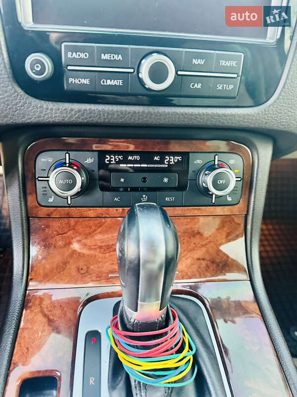 Позашляховик / Кросовер Volkswagen Touareg 2010 в Миколаєві