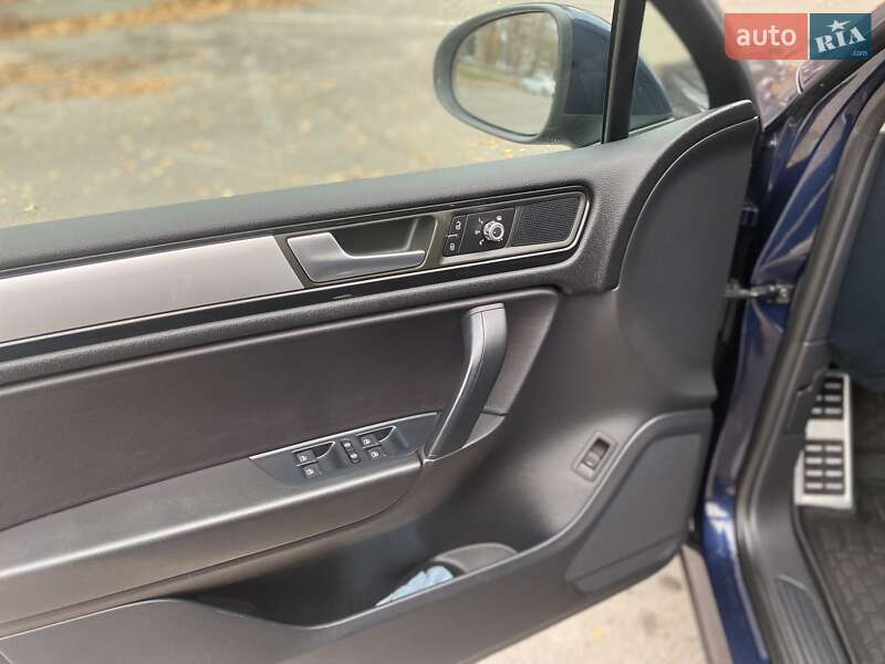 Позашляховик / Кросовер Volkswagen Touareg 2013 в Вінниці