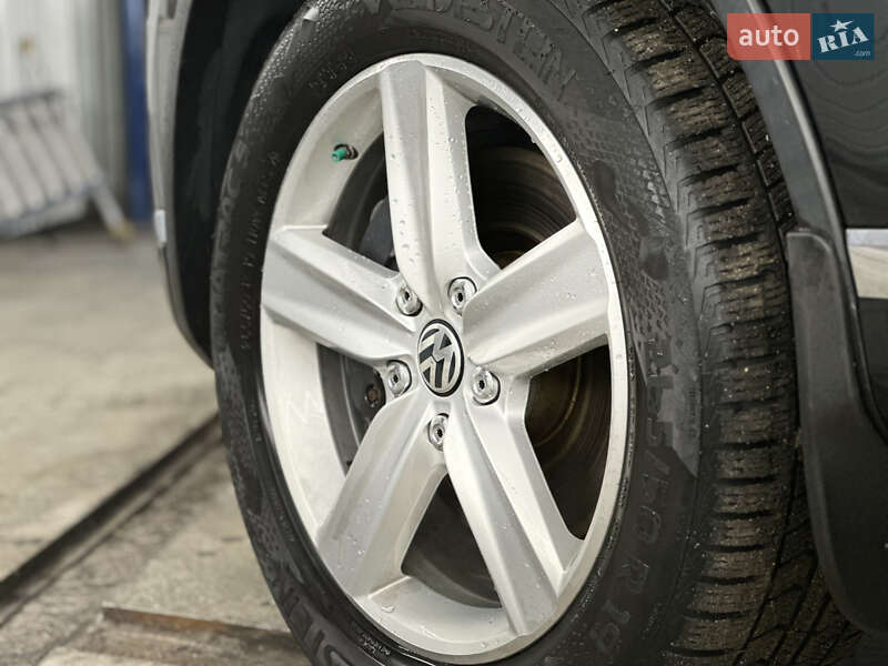 Позашляховик / Кросовер Volkswagen Touareg 2015 в Вінниці