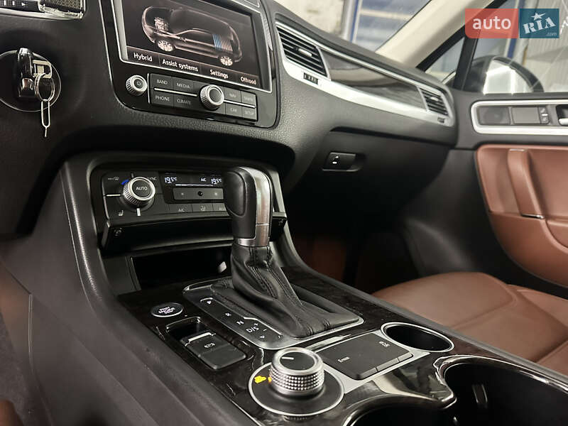 Позашляховик / Кросовер Volkswagen Touareg 2015 в Вінниці