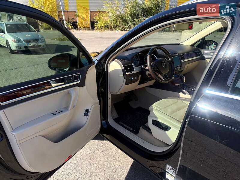 Внедорожник / Кроссовер Volkswagen Touareg 2011 в Днепре