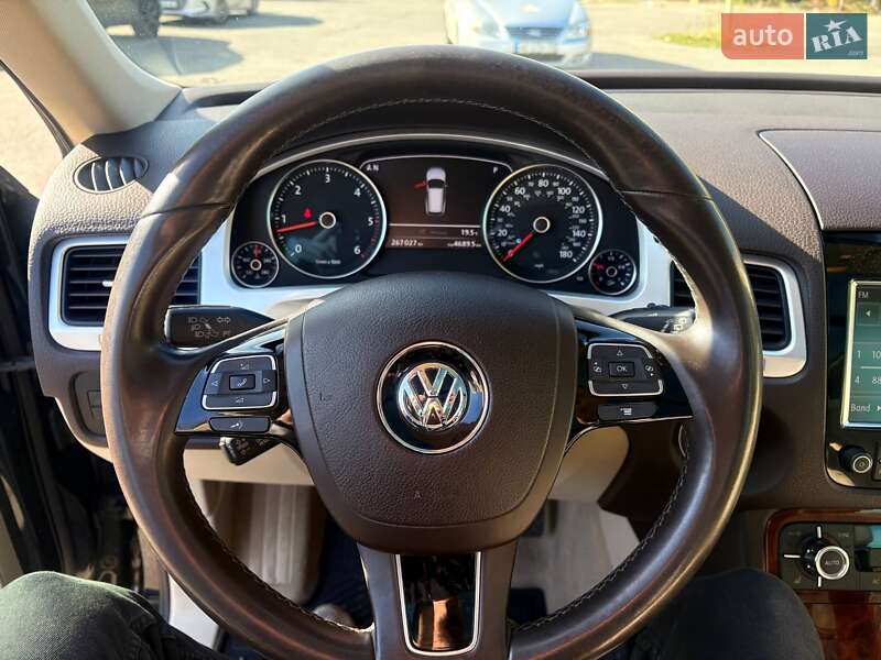 Внедорожник / Кроссовер Volkswagen Touareg 2011 в Днепре