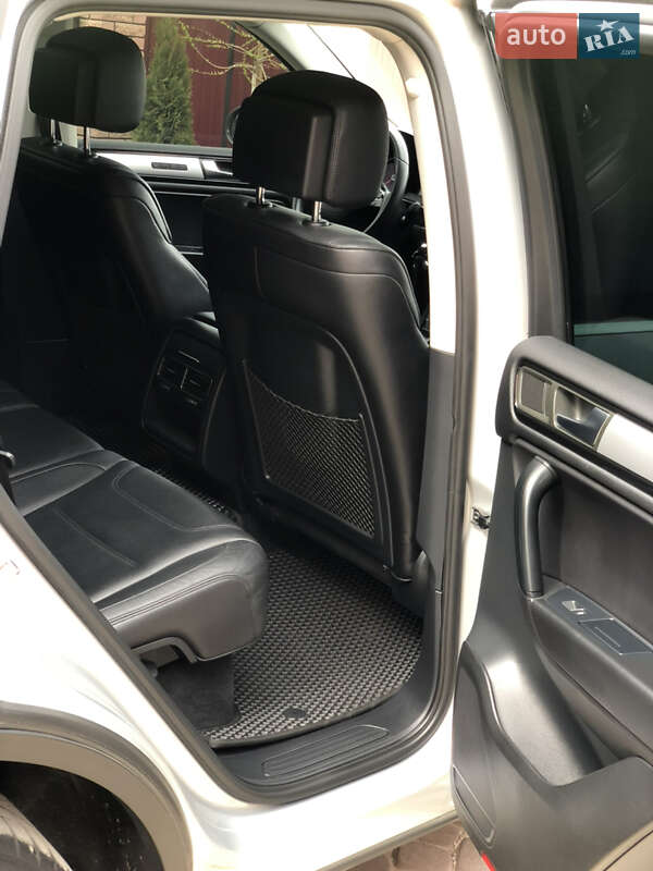 Внедорожник / Кроссовер Volkswagen Touareg 2012 в Хотине