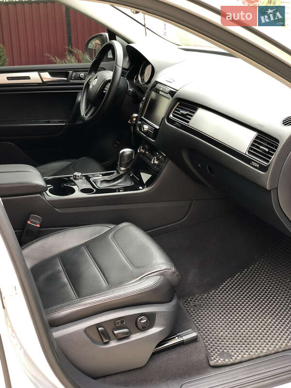 Внедорожник / Кроссовер Volkswagen Touareg 2012 в Хотине