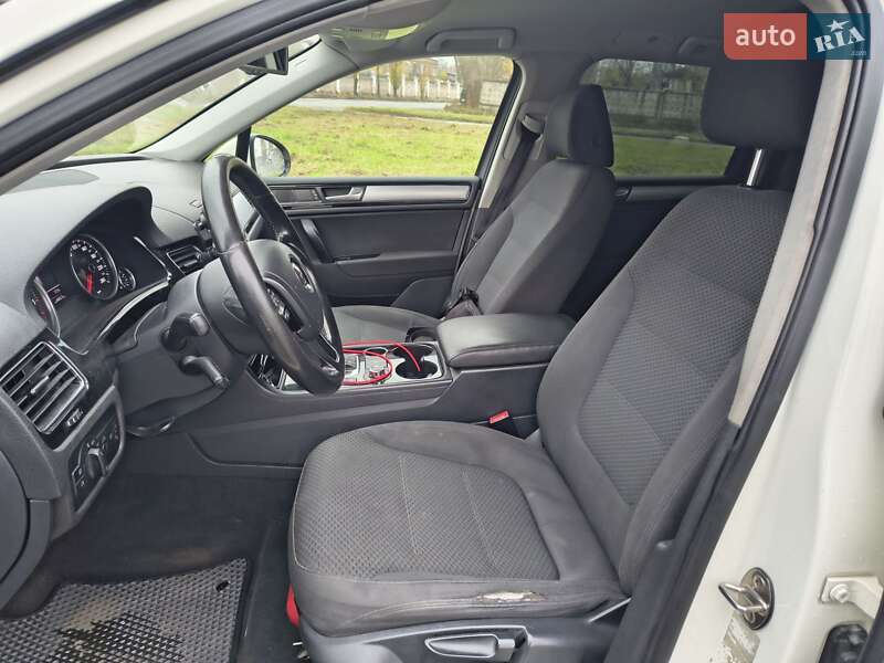 Внедорожник / Кроссовер Volkswagen Touareg 2011 в Киеве