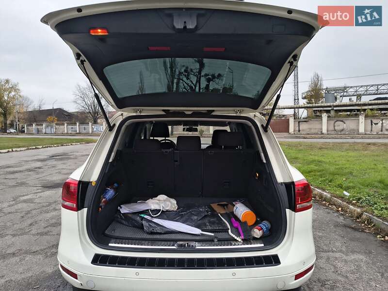 Внедорожник / Кроссовер Volkswagen Touareg 2011 в Киеве