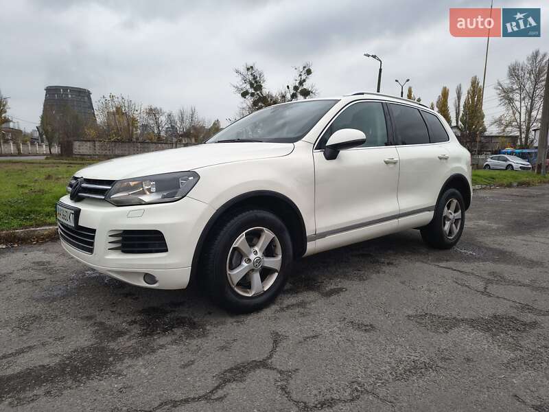 Внедорожник / Кроссовер Volkswagen Touareg 2011 в Киеве