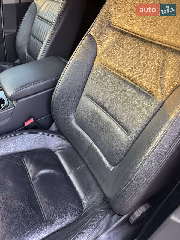 Позашляховик / Кросовер Volkswagen Touareg 2012 в Сумах