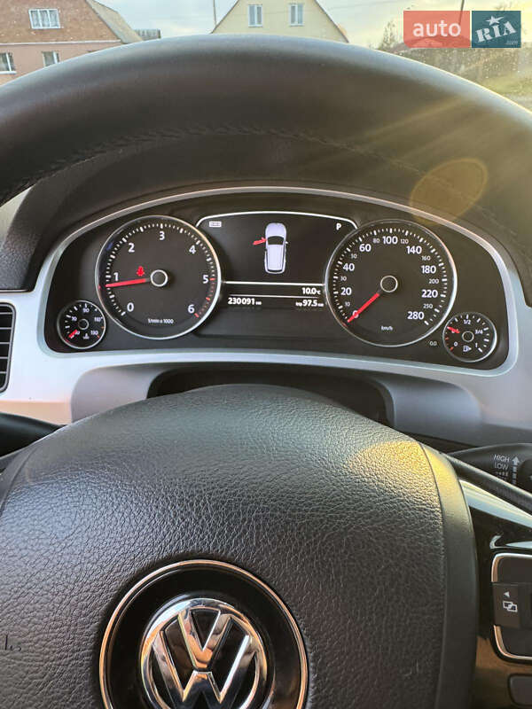 Позашляховик / Кросовер Volkswagen Touareg 2012 в Сумах