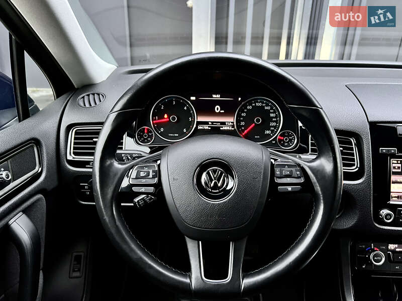 Внедорожник / Кроссовер Volkswagen Touareg 2014 в Киеве