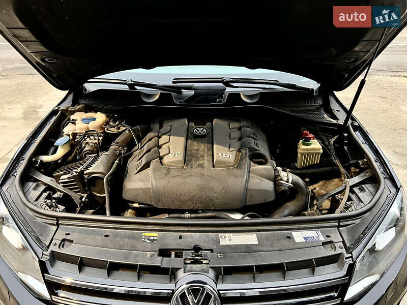 Внедорожник / Кроссовер Volkswagen Touareg 2014 в Киеве