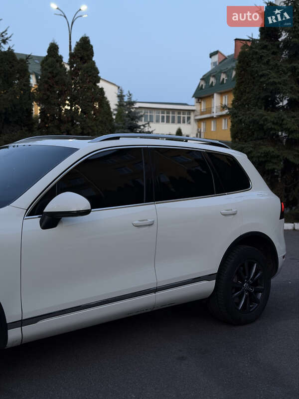 Внедорожник / Кроссовер Volkswagen Touareg 2011 в Киеве