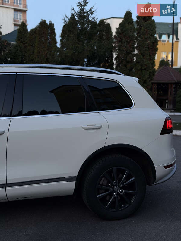 Внедорожник / Кроссовер Volkswagen Touareg 2011 в Киеве