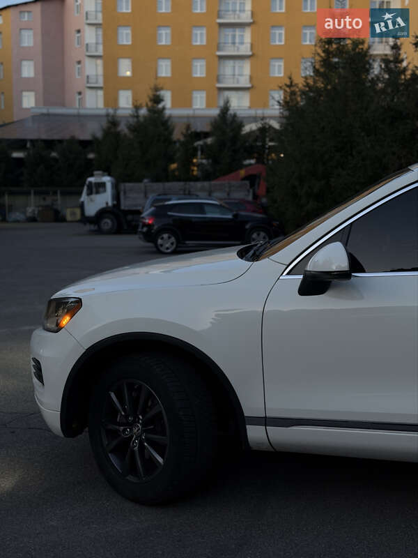 Внедорожник / Кроссовер Volkswagen Touareg 2011 в Киеве