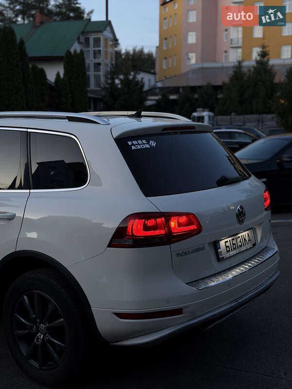 Внедорожник / Кроссовер Volkswagen Touareg 2011 в Киеве