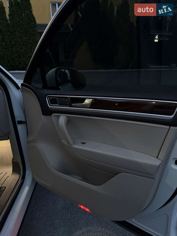 Внедорожник / Кроссовер Volkswagen Touareg 2011 в Киеве