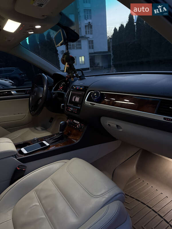 Внедорожник / Кроссовер Volkswagen Touareg 2011 в Киеве