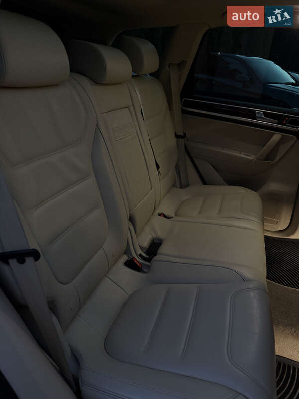 Внедорожник / Кроссовер Volkswagen Touareg 2011 в Киеве