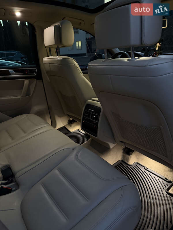 Внедорожник / Кроссовер Volkswagen Touareg 2011 в Киеве