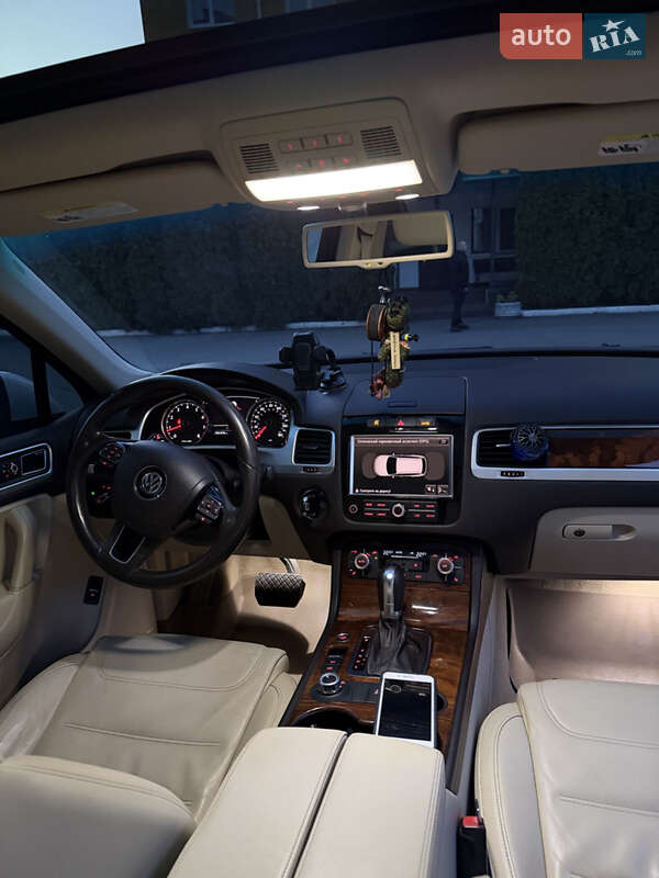 Внедорожник / Кроссовер Volkswagen Touareg 2011 в Киеве