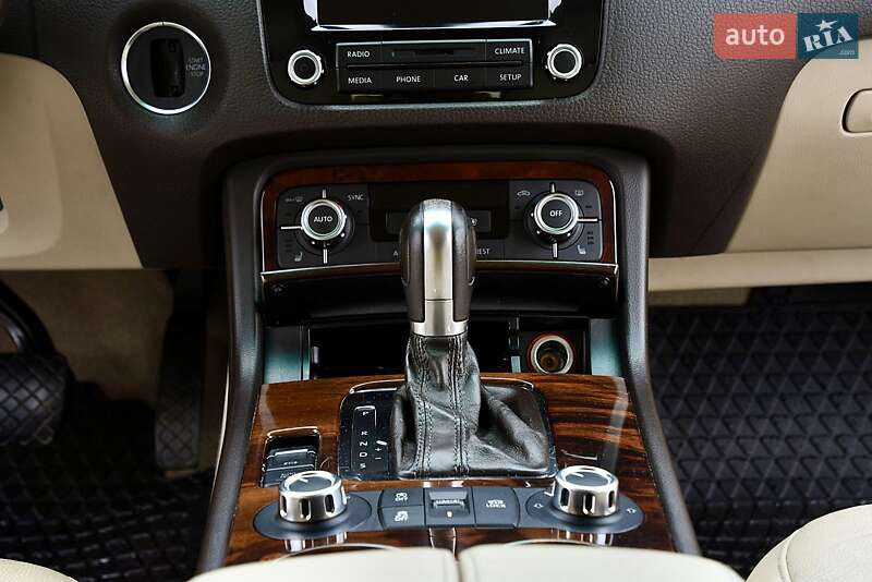 Позашляховик / Кросовер Volkswagen Touareg 2011 в Львові